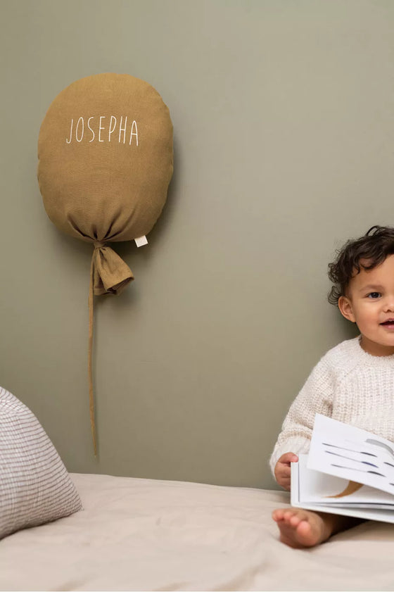 Ballon décoratif bronze Petit Picotin personnalisable avec prénom. Une touche poétique pour la chambre de bébé. Cadeau unique chez Ma Biche.