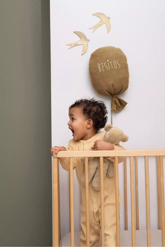 Ballon décoratif bronze Petit Picotin personnalisable avec prénom. Une touche poétique pour la chambre de bébé. Cadeau unique chez Ma Biche.