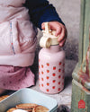 Gourde isotherme 350 ml Les Fraises Petit Jour Paris – inox, étanche, motif fraises rouges, pour enfants.