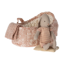 Grand couffin et sa lapine en tricot rose, Maileg.