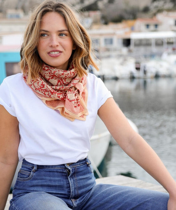 Grand foulard Anjali Cerise Bellemme - foulard rouge à motifs fleuris pour enfants et famille, accessoire mode concept store