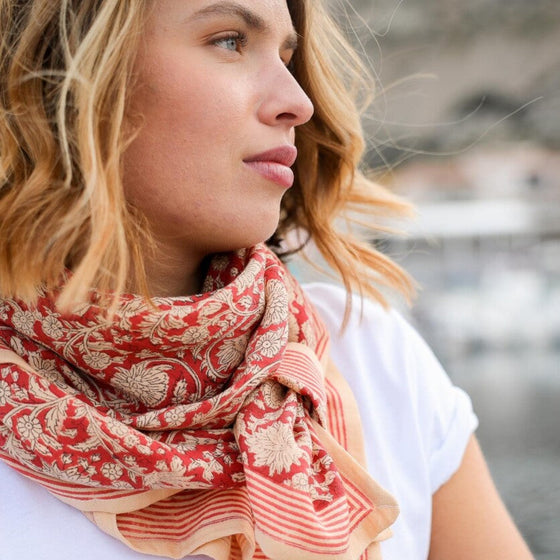 Grand foulard Anjali Cerise Bellemme - foulard rouge à motifs fleuris pour enfants et famille, accessoire mode concept store