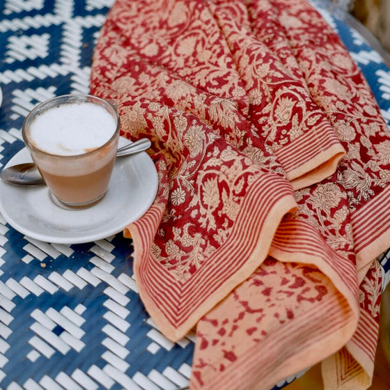Grand foulard Anjali Cerise Bellemme - foulard rouge à motifs fleuris pour enfants et famille, accessoire mode concept store