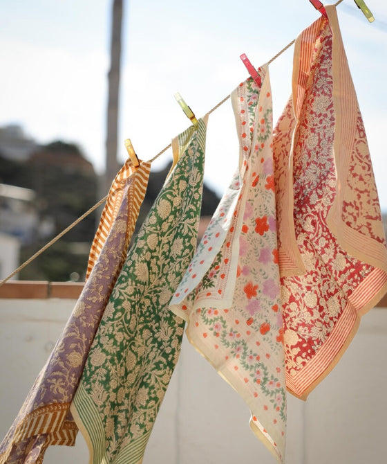 Grand foulard Anjali Cerise Bellemme - foulard rouge à motifs fleuris pour enfants et famille, accessoire mode concept store