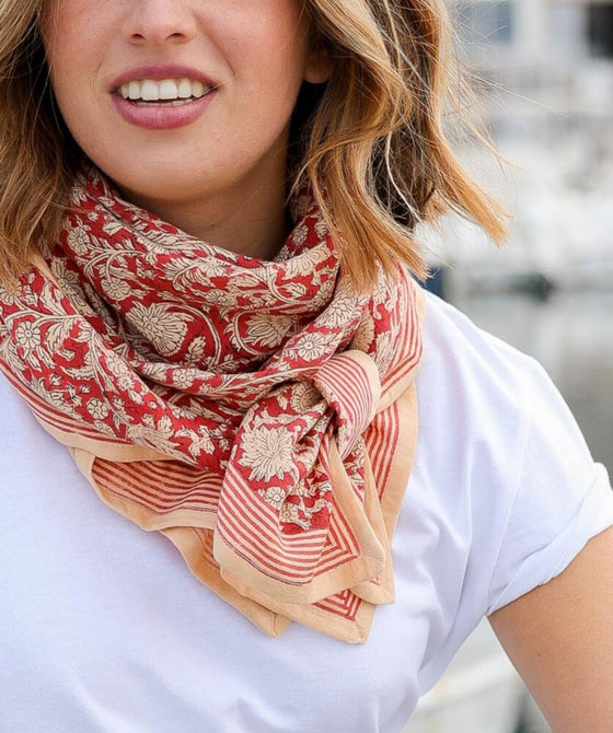 Grand foulard Anjali Cerise Bellemme - foulard rouge à motifs fleuris pour enfants et famille, accessoire mode concept store