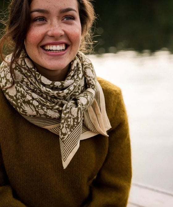 Foulard fleuri Anjali Kaki Bellemme porté par un enfant et un adulte – collection matchy matchy