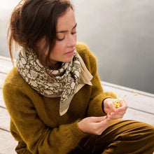  Foulard fleuri Anjali Kaki Bellemme porté par un enfant et un adulte – collection matchy matchy