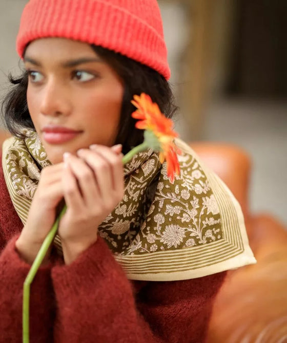 Foulard fleuri Anjali Kaki Bellemme porté par un enfant et un adulte – collection matchy matchy