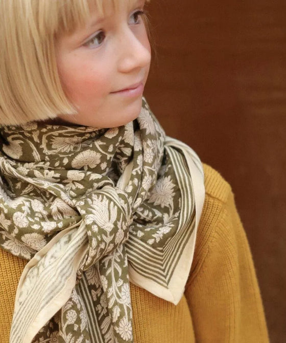 Foulard fleuri Anjali Kaki Bellemme porté par un enfant et un adulte – collection matchy matchy