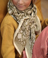 Foulard fleuri Anjali Kaki Bellemme porté par un enfant et un adulte – collection matchy matchy