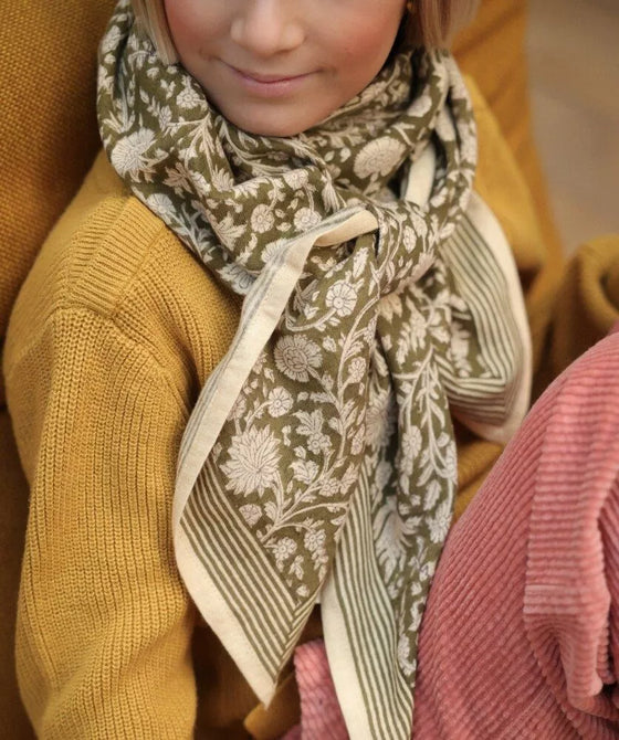 Foulard fleuri Anjali Kaki Bellemme porté par un enfant et un adulte – collection matchy matchy