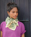 Grand foulard Anjali Prairie Bellemme - foulard élégant vert et beige pour enfants et famille, accessoire mode concept store
