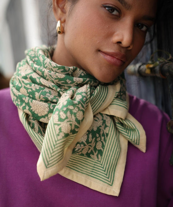 Grand foulard Anjali Prairie Bellemme - foulard élégant vert et beige pour enfants et famille, accessoire mode concept store