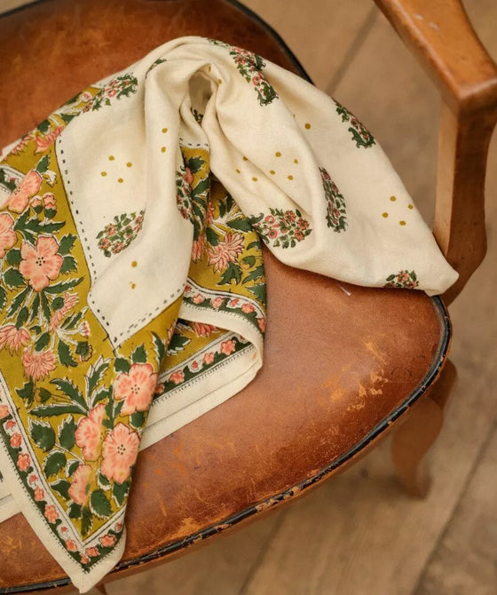 Petit et grand foulard fleuri Balkan écru Bellemme – foulard bohème enfant adulte