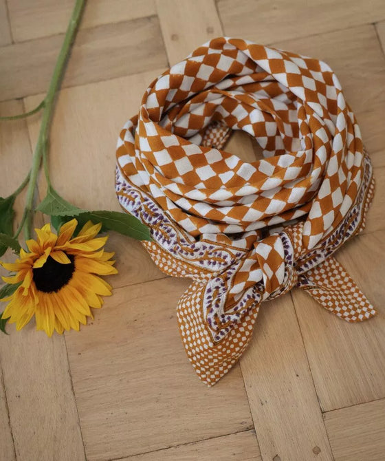 Grand foulard Damier Caramel Bellemme - accessoire mode enfant et famille, foulard élégant à carreaux