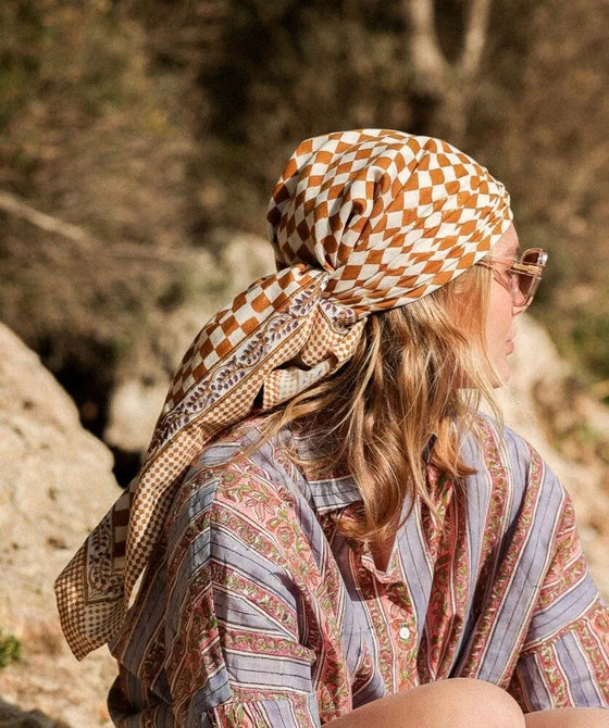 Grand foulard Damier Caramel Bellemme - accessoire mode enfant et famille, foulard élégant à carreaux