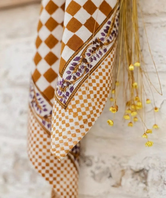 Grand foulard Damier Caramel Bellemme - accessoire mode enfant et famille, foulard élégant à carreaux