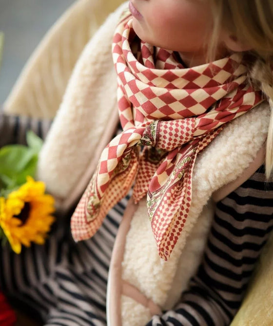 Foulard carré rouge et écru Damier Grenat Bellemme – motif damier chic