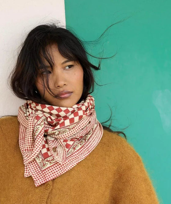 Foulard carré rouge et écru Damier Grenat Bellemme – motif damier chic