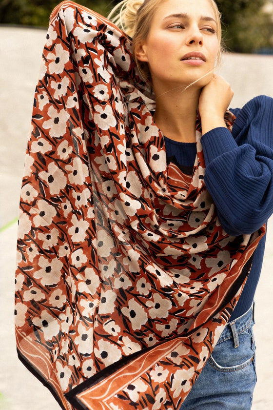 Foulard Apaches Collections Daisy Bombay – imprimé floral terracotta & bleu marine