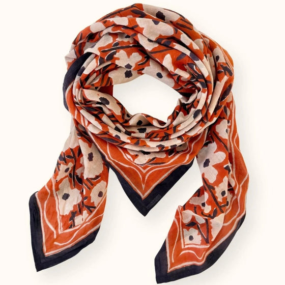Foulard Apaches Collections Daisy Bombay – imprimé floral terracotta & bleu marine
