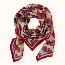  Foulard Dupatta Violetta Macadamia Apaches Collections – imprimé floral rouge et bleu sur fond beige