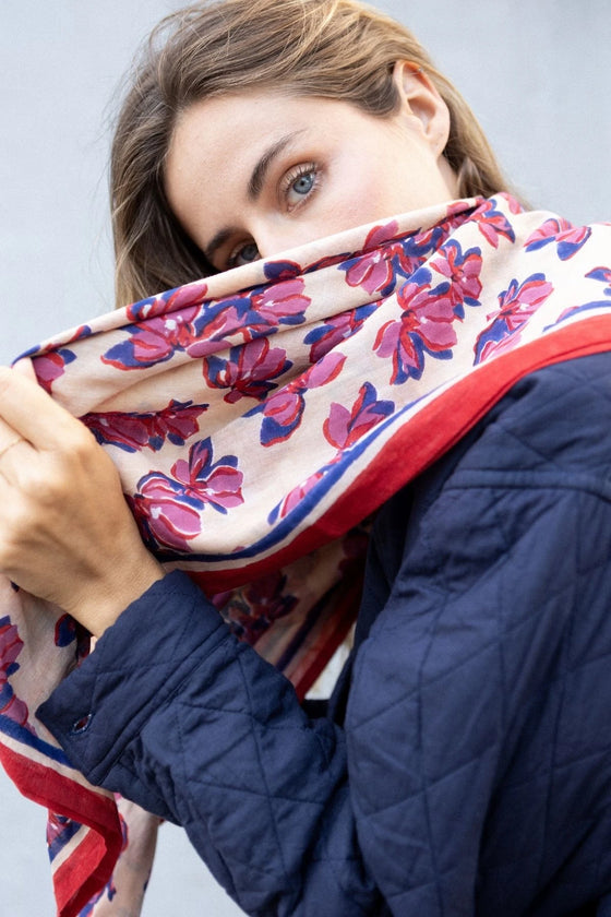 Foulard Dupatta Violetta Macadamia Apaches Collections – imprimé floral rouge et bleu sur fond beige