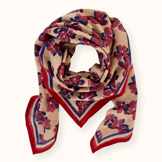 Foulard Dupatta Violetta Macadamia Apaches Collections – imprimé floral rouge et bleu sur fond beige