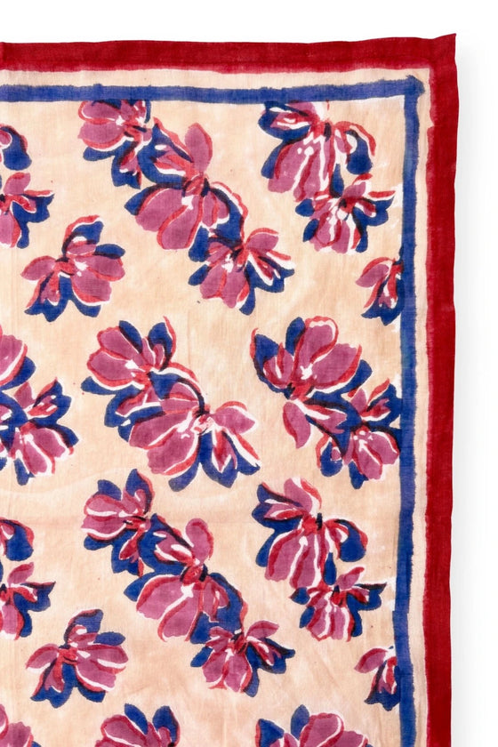 Foulard Dupatta Violetta Macadamia Apaches Collections – imprimé floral rouge et bleu sur fond beige