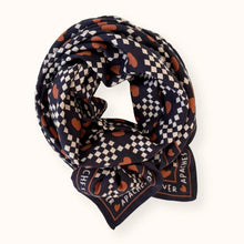  Foulard Apaches Collections Amor Meteorite – damier noir & blanc, cœurs terracotta