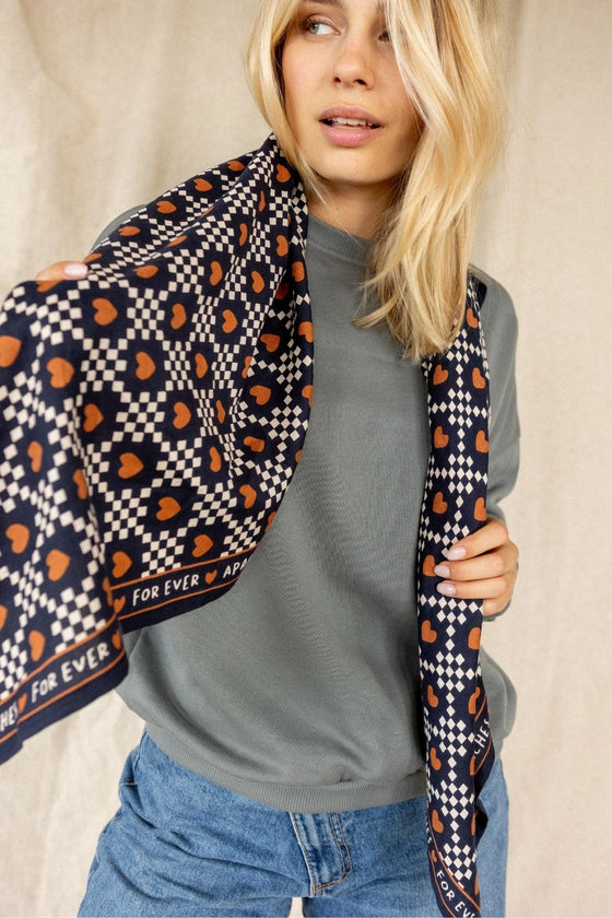 Foulard Apaches Collections Amor Meteorite – damier noir & blanc, cœurs terracotta