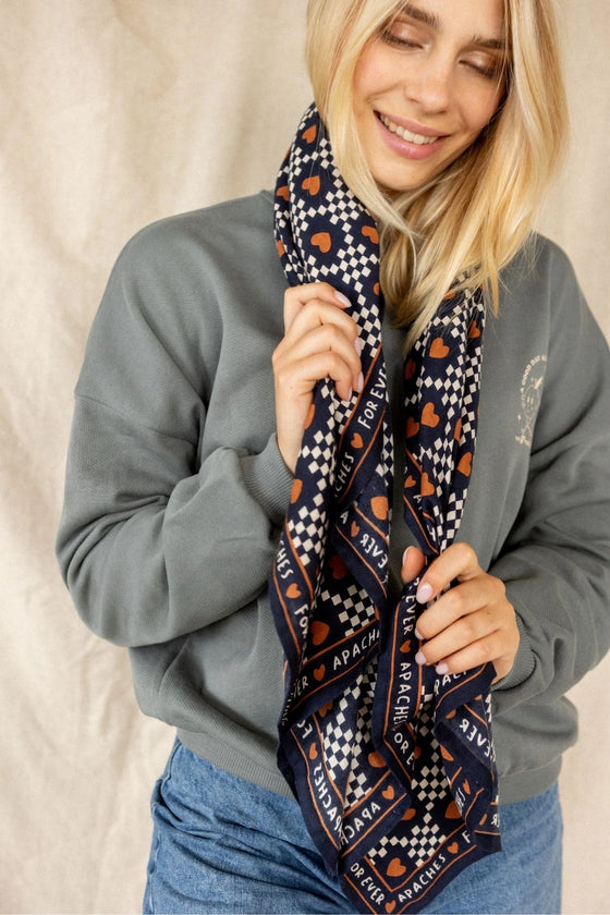 Foulard Apaches Collections Amor Meteorite – damier noir & blanc, cœurs terracotta