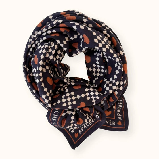 Foulard Apaches Collections Amor Meteorite – damier noir & blanc, cœurs terracotta
