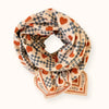 Foulard Apaches Collections Amor Sand – damier gris & cœurs terracotta sur fond beige