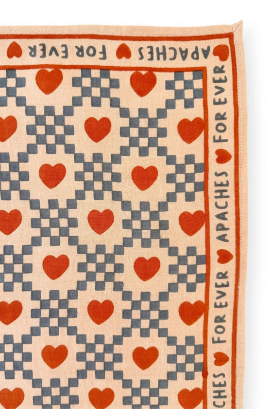 Foulard Apaches Collections Amor Sand – damier gris & cœurs terracotta sur fond beige