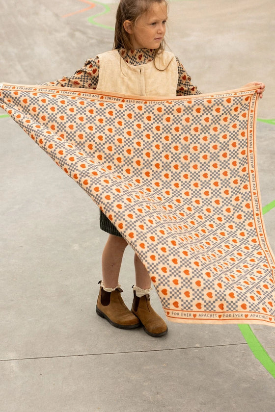 Foulard Apaches Collections Amor Sand – damier gris & cœurs terracotta sur fond beige