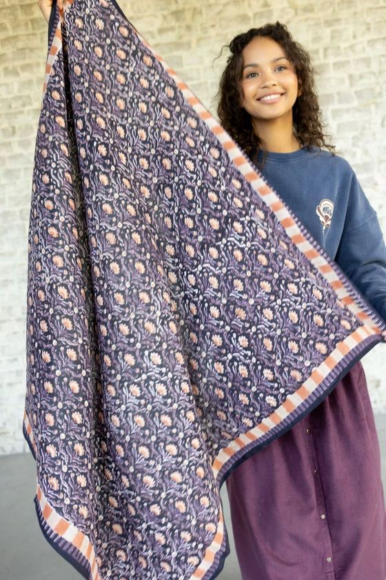 Grand foulard Latika Cactus Navy Apaches Collections en coton, accessoire mode femme et enfant, imprimé fleuri et graphique.