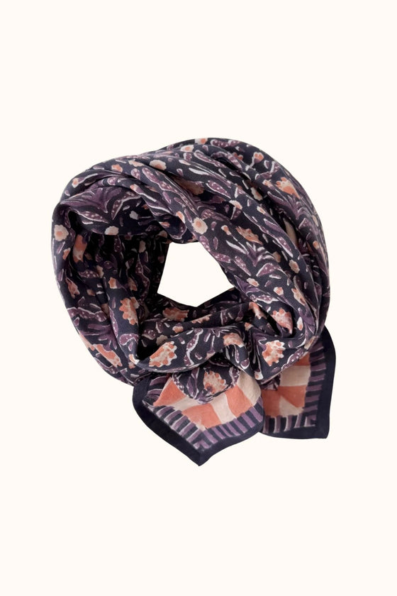 Grand foulard Latika Cactus Navy Apaches Collections en coton, accessoire mode femme et enfant, imprimé fleuri et graphique.