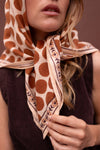 Grand foulard Latika Pesos Cajou Apaches Collections, 100 × 100 cm – autre vue