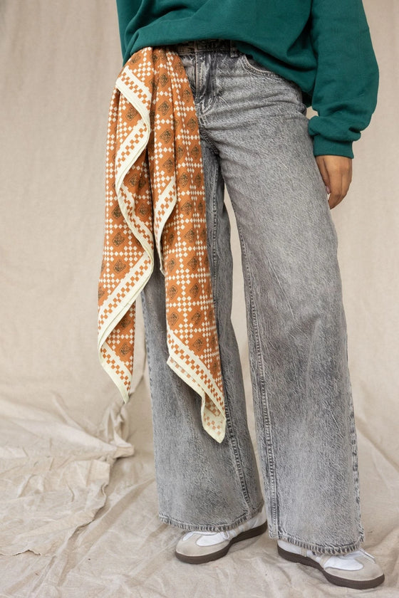 Grand foulard Latika Tigro Rust Apaches Collections - Accessoire mode iconique pour femme et enfant