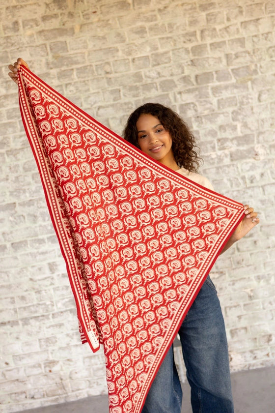 Foulard Apaches Collections Wonderful Fire rouge et écru – accessoire mode famille