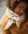 Foulard Mina Jaspe fleuri porté par un enfant, accessoire mode famille en coton doux