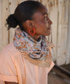 Grand foulard Murray Ciel Bëllemme – vue portée