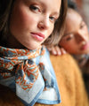 Foulard coton imprimé fleurs bleu et brique porté en écharpe femme Pia Brique Bëllemme.