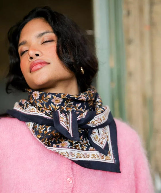 Foulard fleuri Scarlett Encre Bellemme porté par un enfant et un adulte – collection matchy matchy