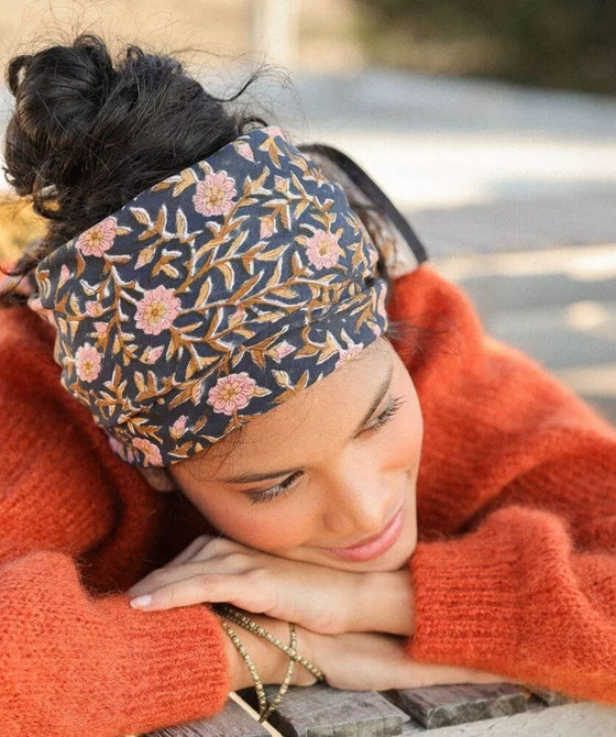 Foulard fleuri Scarlett Encre Bellemme porté par un enfant et un adulte – collection matchy matchy