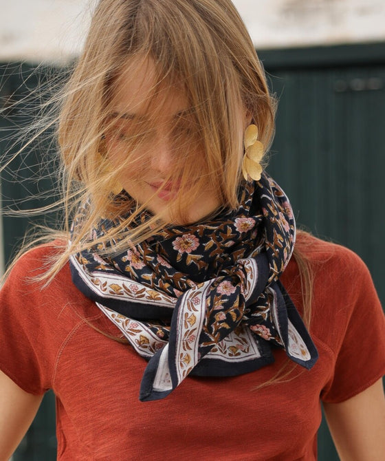 Foulard fleuri Scarlett Encre Bellemme porté par un enfant et un adulte – collection matchy matchy