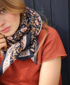 Foulard fleuri Scarlett Encre Bellemme porté par un enfant et un adulte – collection matchy matchy