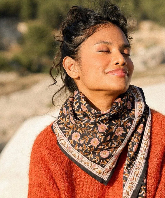 Foulard fleuri Scarlett Encre Bellemme porté par un enfant et un adulte – collection matchy matchy