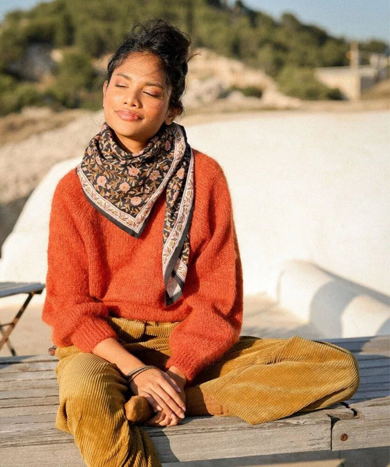 Foulard fleuri Scarlett Encre Bellemme porté par un enfant et un adulte – collection matchy matchy